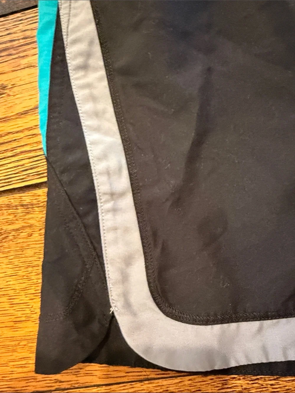 NIKE SWIM TRUNKS WITH MESH LINING IN BLACK, GRAY, AND TEAL – SIZE SMALL